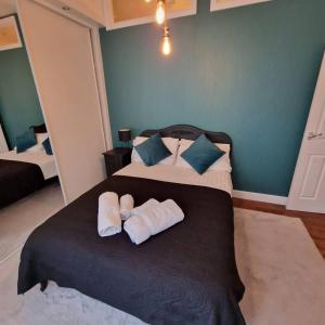 - une chambre avec 2 serviettes sur un lit dans l'établissement Inviting 3-Bed Apartment in Newcastle upon Tyne, à Newcastle upon Tyne