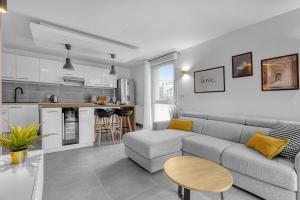 sala de estar con sofá y cocina en Perle Toulousaine en Toulouse