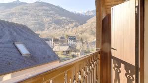 Elle comprend un balcon offrant une vue sur la montagne. dans l'établissement Saplan Real Estate DUPLEX LONGUERA, à Les