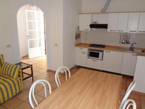 Kuhinja oz. manjša kuhinja v nastanitvi Residence Le Mimose