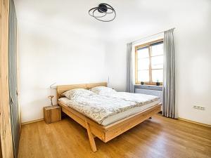 a bedroom with a bed and a window at Ferienwohnung Bergliebe in Berchtesgaden