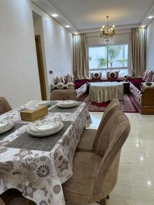 un ampio soggiorno con tavolo e sedie di Luxury AÏDA FLAT a Tangeri