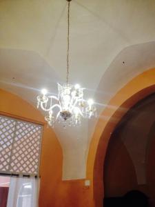 lampadario pendente appeso a un soffitto in una stanza di La Marchesa di Castiglione ad Andrano