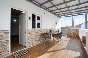 a kitchen and dining room with a table and chairs at Casa Rosavi in Villaverde