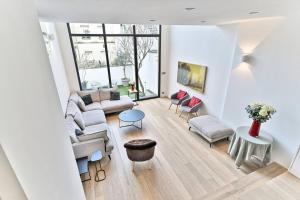 uma sala de estar com um sofá e uma mesa em Maison d'architecte à 15 min du centre de paris ! em Asnières-sur-Seine