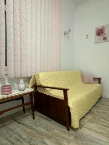 een slaapkamer met een bed en een tafel bij Cazare central Sinaia, Romania in Sinaia
