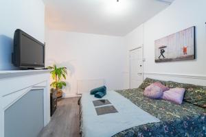 sala de estar con sofá y TV en Cozy rooms in shared accommodation near Anfield Stadium with PARKING and WIFI en Liverpool