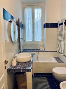 uma casa de banho com uma banheira, um WC e um lavatório. em WANDERLUST Splendido appartamento in centro em Pavia