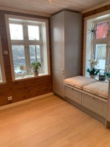 une chambre avec deux fenêtres et un banc dans une pièce dans l'établissement Villa Flo, à Stryn