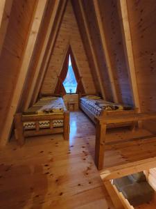Zimmer mit 2 Betten in einem Blockhaus in der Unterkunft Silence House in Šavnik