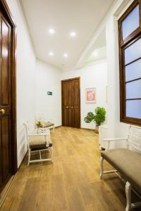una sala de espera vacía con sillas y una puerta en Strachan Apartamentos en el corazón de Málaga, en Málaga