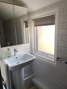 Koupelna v ubytování Delightful 3 bedroomed cottage in Llandudno