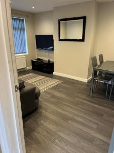 Afbeelding uit fotogalerij van Modern ground floor apartment Close to A45 A46 M1 M6 M69 in Tollbar End