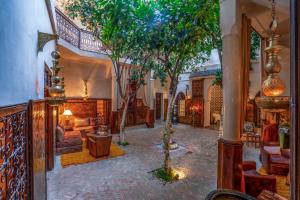 Riad Maialou & SPA في مراكش: منزل فيه شجرة وسط الغرفة