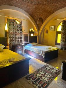 Dream Lodge Siwa دريم لودج سيوة في سيوة: غرفة نوم بسريرين في غرفة