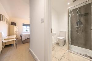 une salle de bain avec douche et toilettes dans l'établissement Victory Cottage, à Little Walsingham 34 autres photos