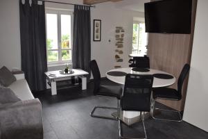 - un salon avec une table, des chaises et un canapé dans l'établissement CS Casa Serena, à Vairano