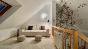 sala de estar con sofá y escalera en Lofty Luna – großzügig, gemütlich, Galerie! en Bamberg
