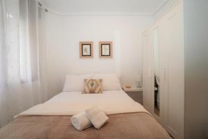 1 dormitorio blanco con 1 cama con 2 almohadas en Centro ciudad, en Lugo
