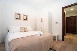 1 dormitorio blanco con 1 cama grande en una habitación en Centro ciudad, en Lugo