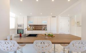 Kuchyňa alebo kuchynka v ubytovaní Modern Apartment City Centre Marbella