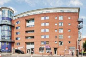un grande edificio in mattoni rossi con un tetto rotondo di Cosy 1 bed flat, Bham City + Free Parking, Sleeps2 a Birmingham