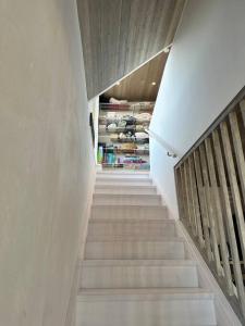 una escalera en una casa con paredes blancas y suelo blanco en Luxurious design villa near beach - sleeps 8+, en Klintehamn