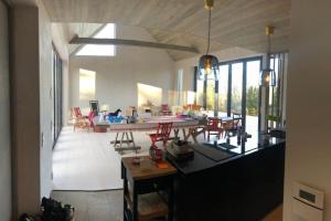 KlintehamnにあるLuxurious design villa near beach - sleeps 8+のキッチン、ダイニングルーム(テーブル、椅子付)