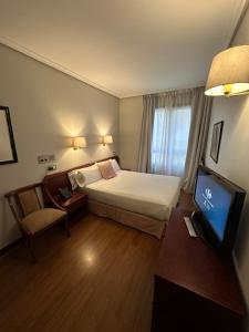 Телевизор и/или развлекательный центр в Hotel Compostela Vigo