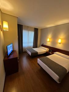 Кровать или кровати в номере Hotel Compostela Vigo
