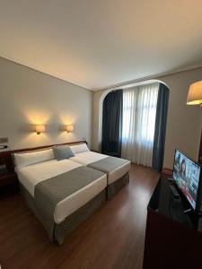Кровать или кровати в номере Hotel Compostela Vigo