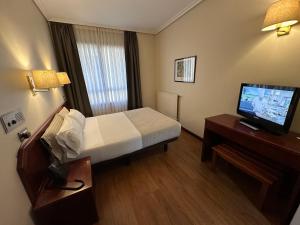 Телевизор и/или развлекательный центр в Hotel Compostela Vigo