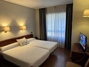 Кровать или кровати в номере Hotel Compostela Vigo