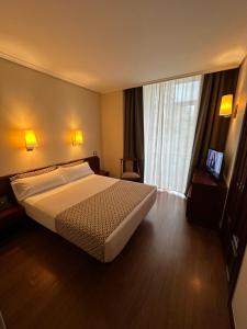 Кровать или кровати в номере Hotel Compostela Vigo