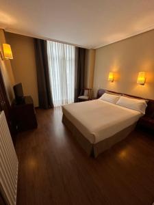 Кровать или кровати в номере Hotel Compostela Vigo