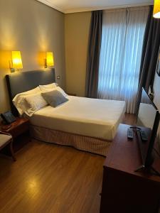 Кровать или кровати в номере Hotel Compostela Vigo