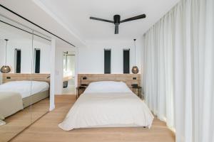 um quarto com 2 camas e uma ventoinha de tecto em Elia Cove Luxury Villa with private Pool em Loutraki