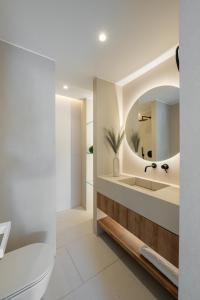 uma casa de banho com um lavatório e um espelho em Elia Cove Luxury Villa with private Pool em Loutraki