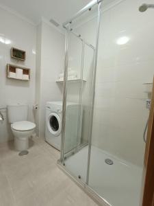 艾拉斯蒂耶羅的住宿－Apartamento La Planchada，带淋浴、卫生间和洗衣机的浴室