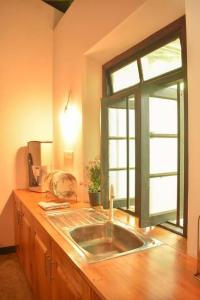 Φωτογραφία από το άλμπουμ του Charming & historical 3-Bed Bungalow in Hikkaduwa σε Hikkaduwa