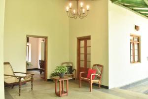 Χώρος καθιστικού στο Charming & historical 3-Bed Bungalow in Hikkaduwa +60 φωτογραφίες