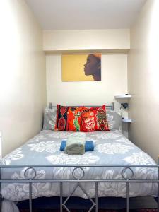 Ein Bett oder Betten in einem Zimmer der Unterkunft Impeccable Spacious 6-Bed House in Romford