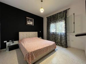 un dormitorio con una cama y una ventana en My Second Home, en Túnez 30 fotos más