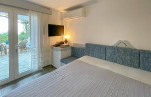 Casa Bianca Elegant House Near Beach客房内的一张或多张床位