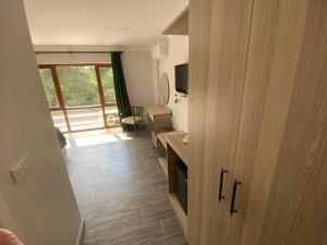 サパンジャにあるNAYADA OTEL SPAの小さな客室で、廊下、バスルームが備わります。