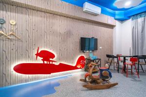 花蓮市的住宿－精彩奇寓站前民宿，墙上有红色冲浪板的房间