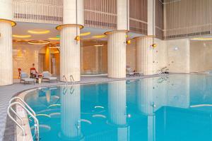una piscina in un hotel con sedie e tavoli di Hilton Huzhou Nanxun a Huzhou