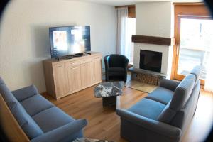 a living room with two couches and a television at Verbier Appartement Andrea in Verbier