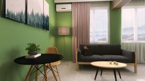 ein Wohnzimmer mit einem Sofa und einem Tisch in der Unterkunft Hotel Etropol, Center Etropole in Etropole