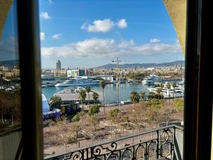 バルセロナにあるBarceloneta Ramblas Apartmentsの窓から港の景色を望めます。
